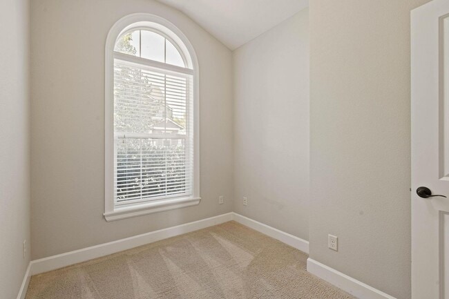 Building Photo - $500 off first month! Spacious 4-bdrm/3-ba...