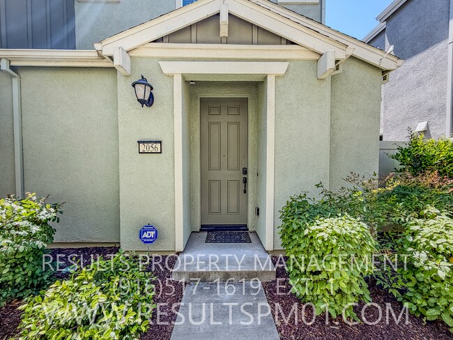 Building Photo - Beautiful Roseville 4 Bedroom Home
