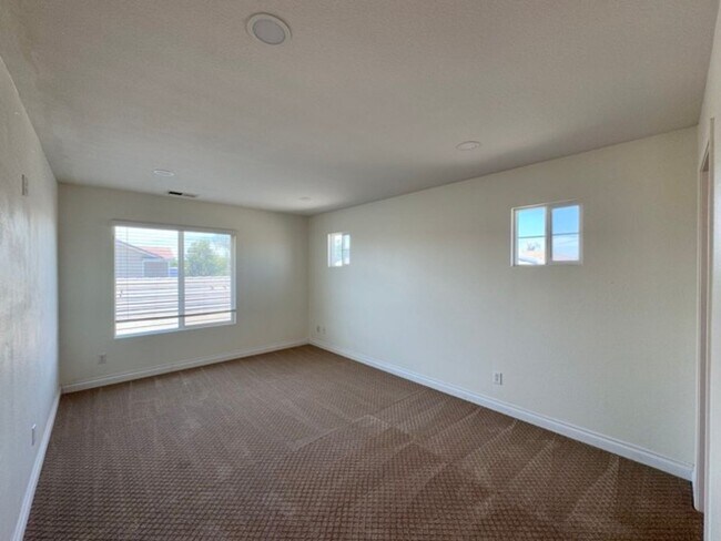 Building Photo - 4 Bedroom Menifee home available now for l...