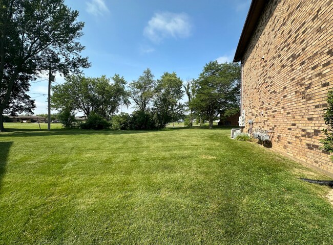 Building Photo - 2 Bedroom/1 Bath Apartment For Rent