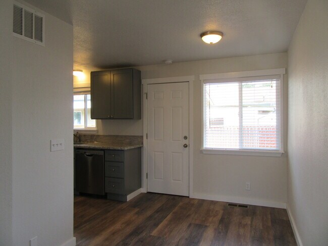 Building Photo - 2 bedroom 1 bath duplex in downtown Kent