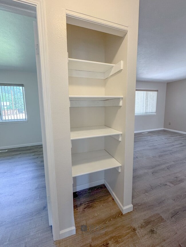 Building Photo - NEWLY UPDATED 2 BED/ 1 BATH SINGLE FAMILY ...