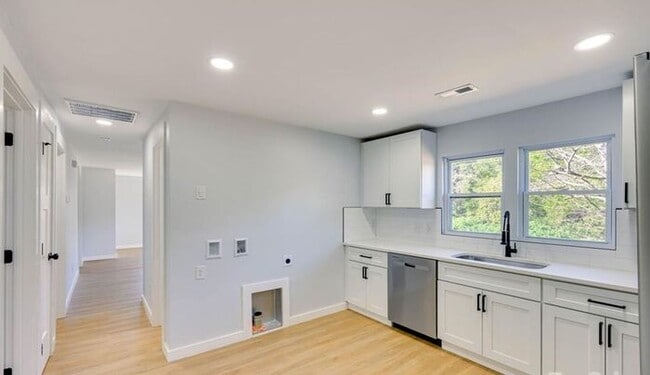 Building Photo - Stunningly Renovated 3BD/1BA Single Family...