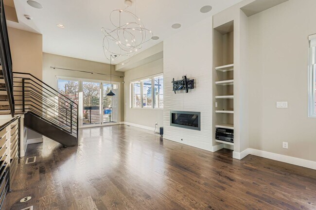 Building Photo - City Park West Home Available Immediately!