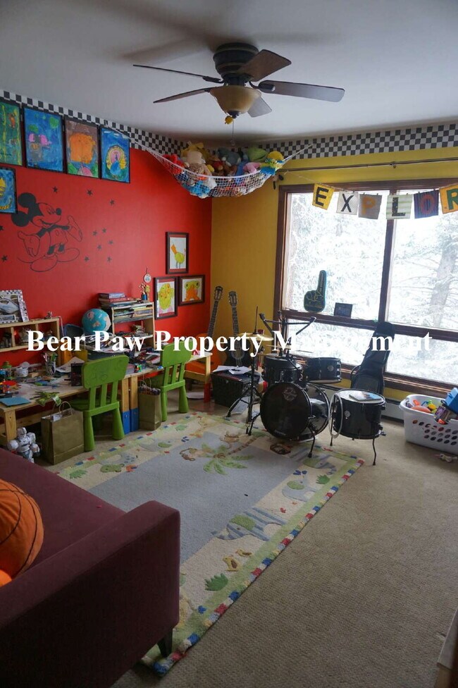 Building Photo - Lovely Home in Soda Creek!!