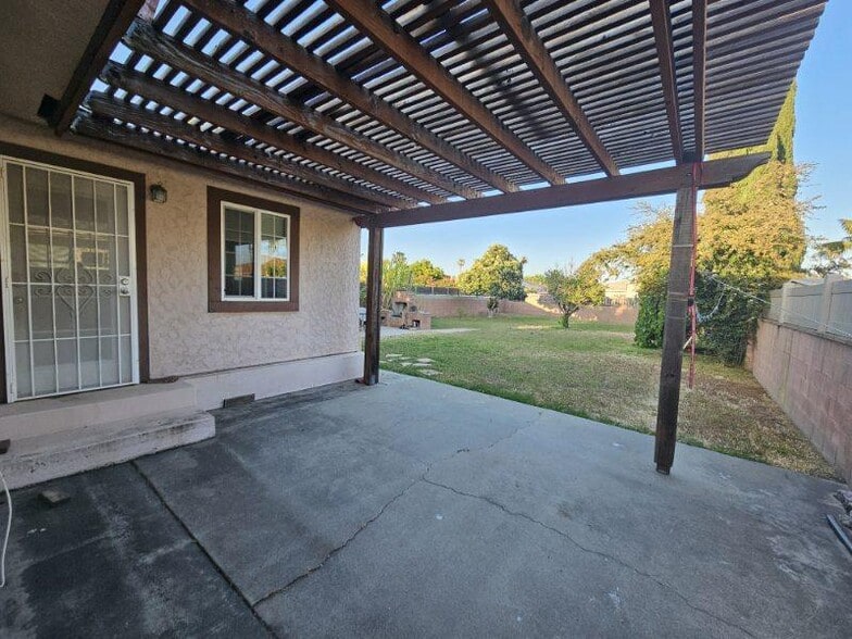 Building Photo - 4605 Seminole Dr
