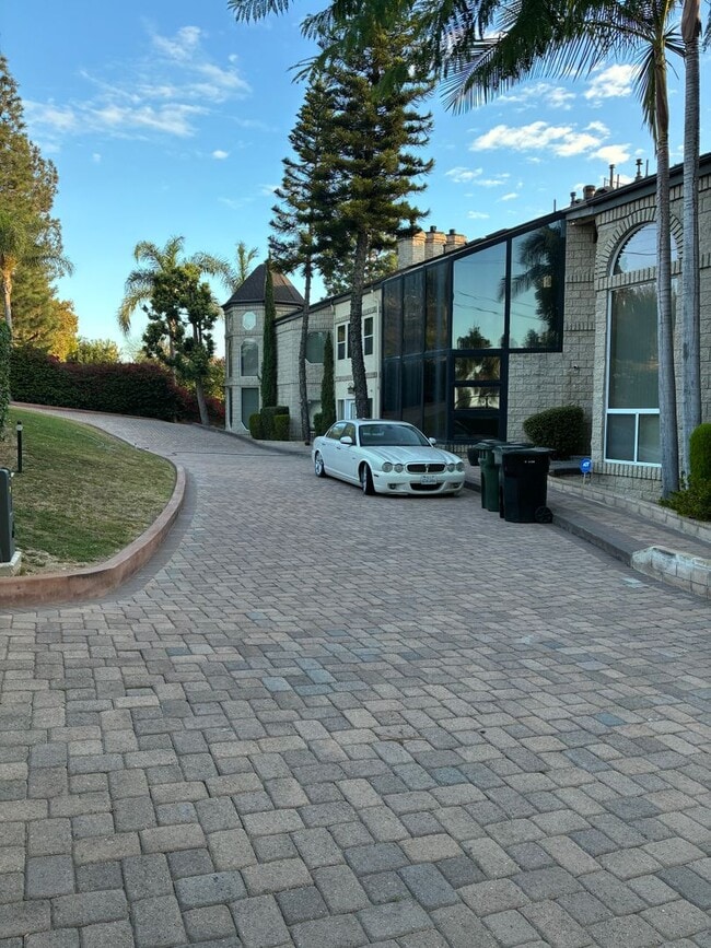 Building Photo - Spacious and Furnished 9 Bedroom House Nea...