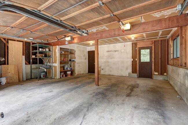 Building Photo - Spacious 4BR 2.75BA Tri-level home in quie...
