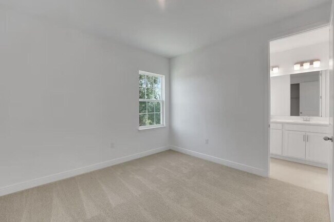 Building Photo - "Spacious 4-Bedroom Gem with 3 Full Baths in Charming Winter Garden!"