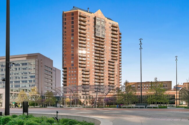 Building Photo - 300 Walnut St