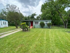 Building Photo - 2940 Begonia Rd