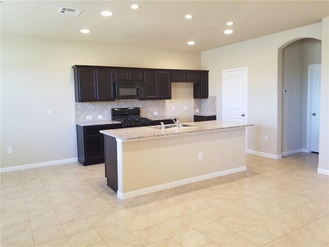 Building Photo - 2880 Donnell Dr