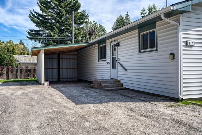 Building Photo - Beautifully renovated three bedroom with l...