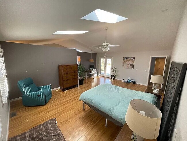 Building Photo - 4 bed/3bath-University Elementary School/I...