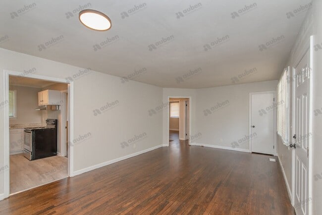 Building Photo - Newly Renovated & Spacious Home w/ Bonus Room