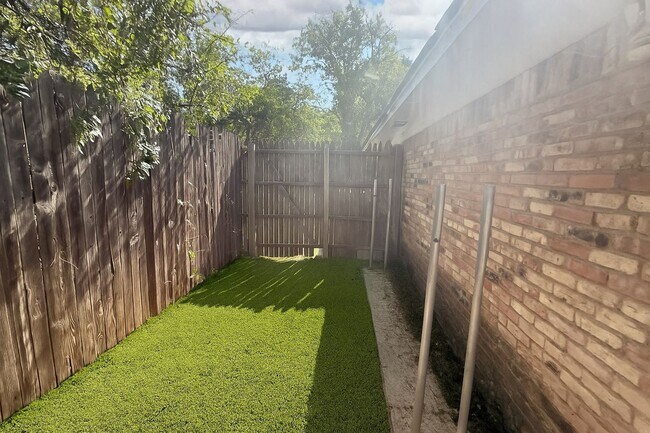 Building Photo - 3-Bedroom Home for Lease in Grand Prairie – 2,331 Sq Ft