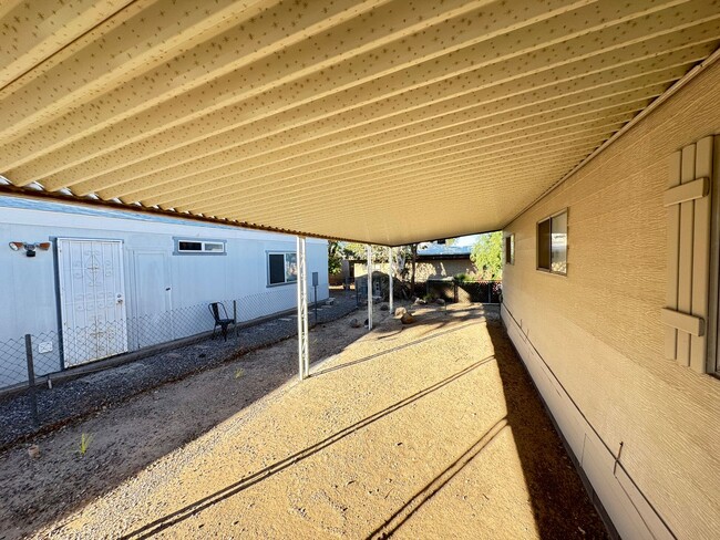 Building Photo - Spacious 2 bedroom