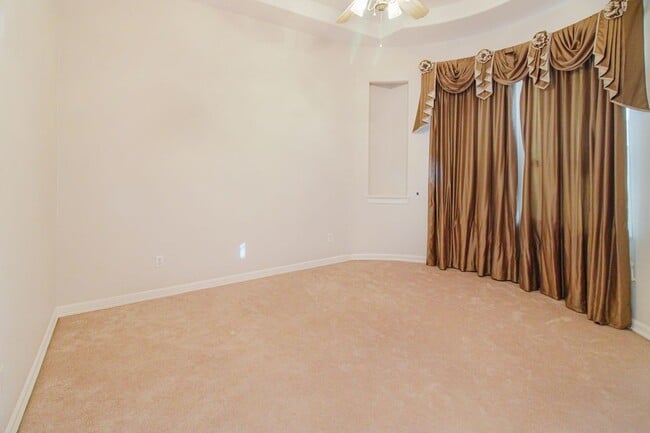 Building Photo - 2801 Summer Breeze Ave