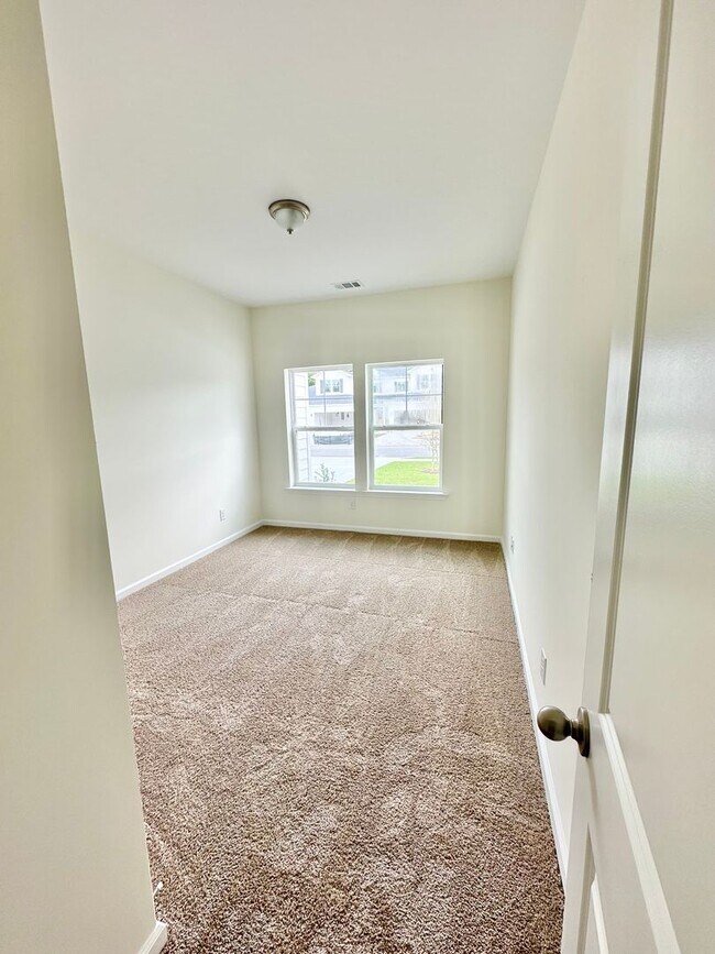 Building Photo - Townhouse with amenity packed neighborhood...