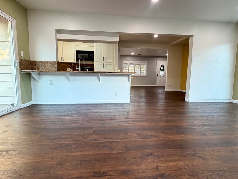 Building Photo - 1304 Louis Dr