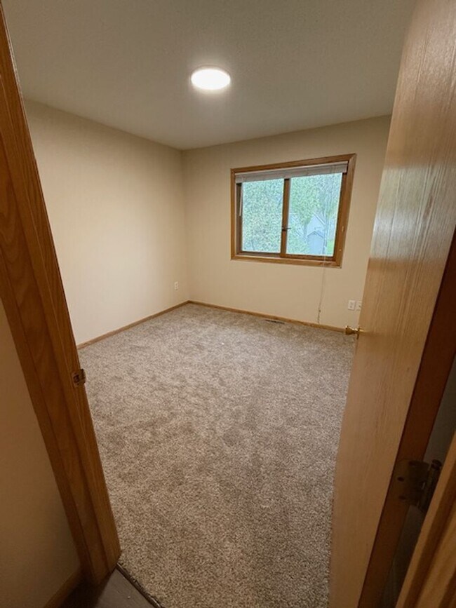 Building Photo - Large 5 bedroom home with updates in quiet neighborhood