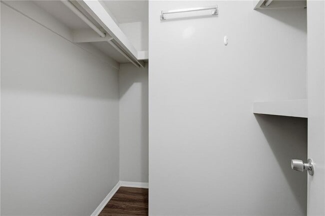 Building Photo - 2183 Surrey Ct