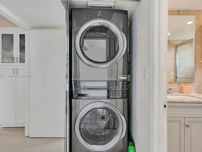 Building Photo - 5005 Collins Ave