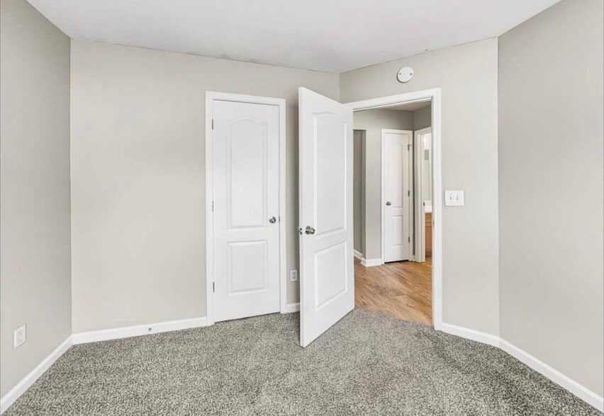 Building Photo - 4730 Camelot Dr