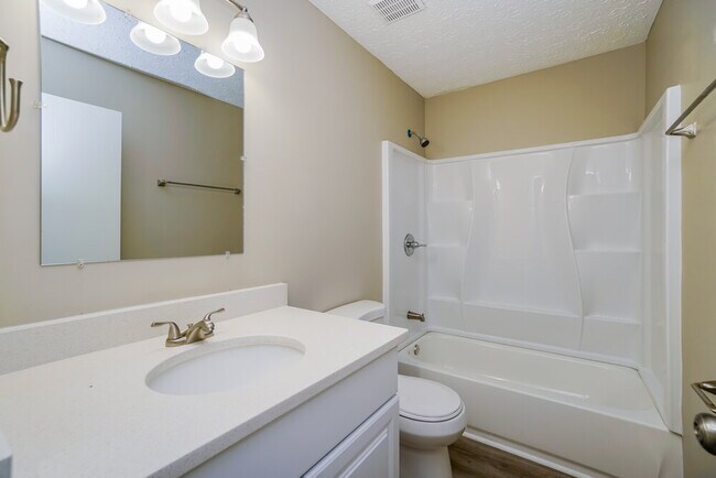 Building Photo - 1994 Ashburn Dr