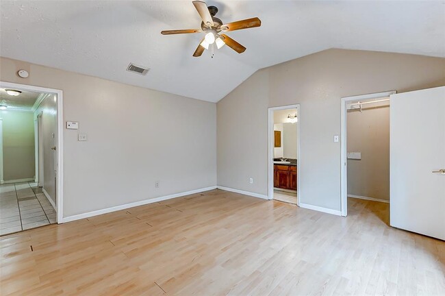 Building Photo - 2010 Hickory Glen Dr