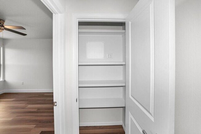 Building Photo - 7622 Woodford Ave