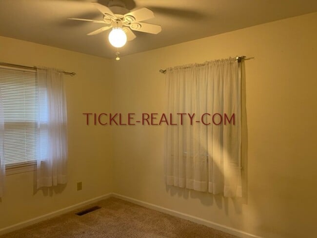 Building Photo - 3 Bedroom Ranch - Huge Garage - Fenced Yard