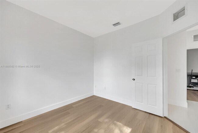 Building Photo - 964 NE 41st Pl