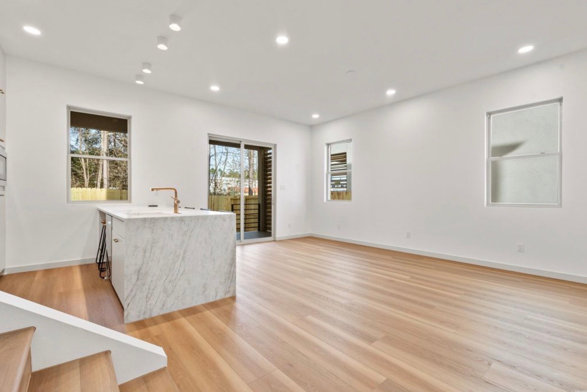 Building Photo - 137 Lakepointe Cove