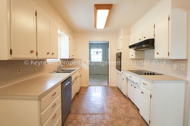 Building Photo - LARGE | 3 Bed | 2 Bath | Midtown Tulsa