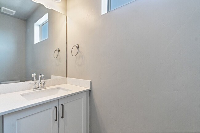 Building Photo - Spacious 4 Bed, 3 Bath Pet-Friendly Home with Central Air & Modern Features! - Available NOW!