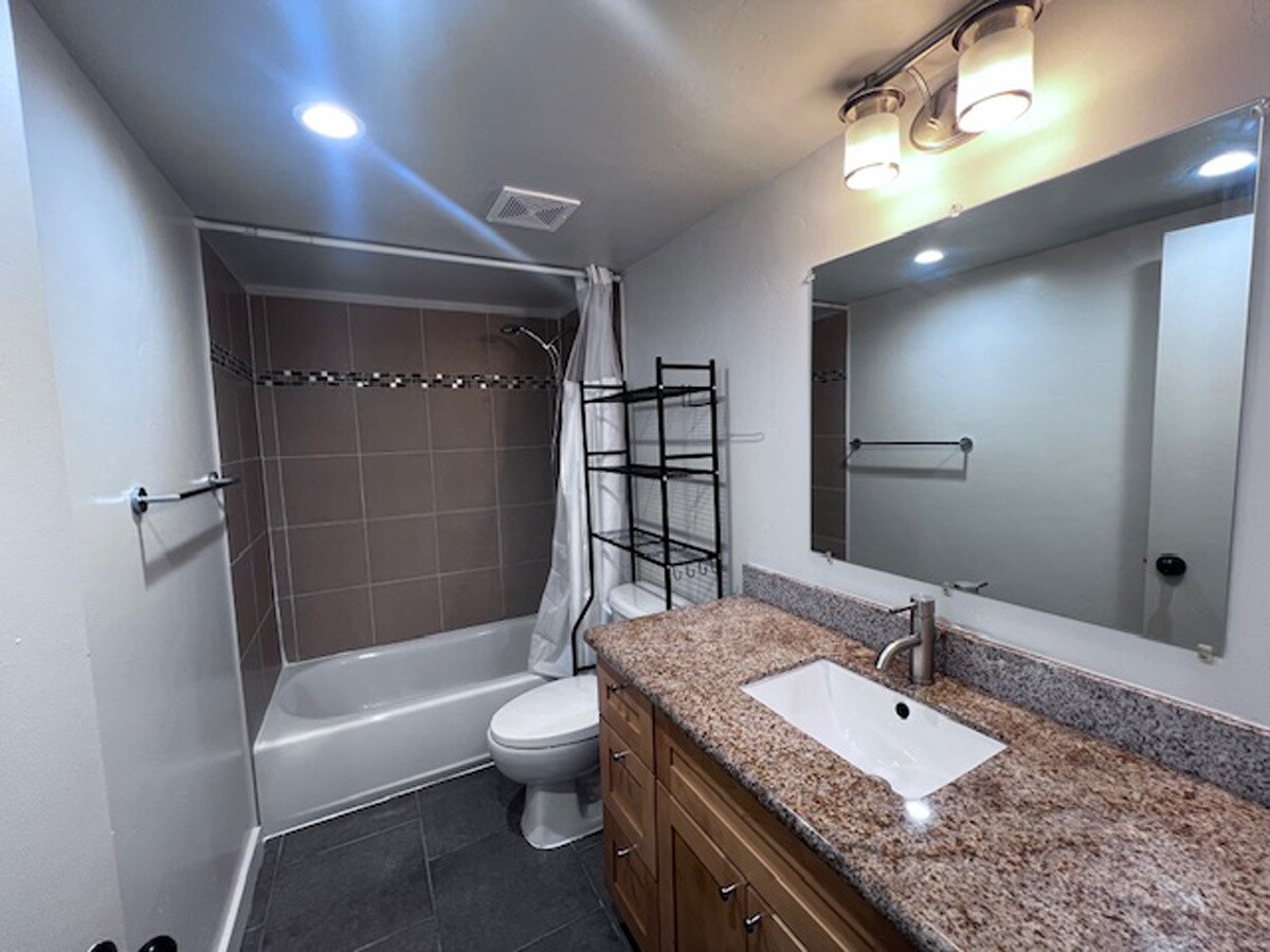 Building Photo - 1037 Peralta St