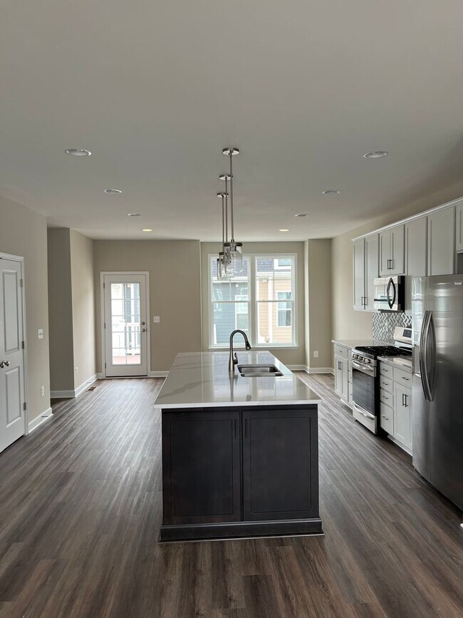 Building Photo - Townhouse for Rent in Preston Lake  *****F...