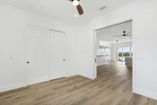 Building Photo - 5/3 Luxury Custom Home plus Boat dock, Pool and Stunning Views!!