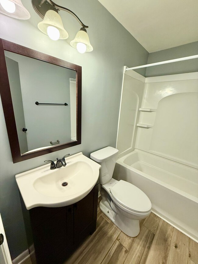 Building Photo - 2 Bedroom in Time for Fall! $1450