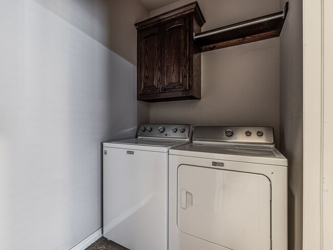 Building Photo - 3 Bedroom + Study + 3 car garage home located in the heart of Edmond!