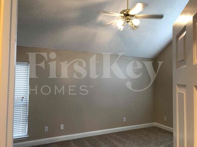 Building Photo - 2132 Montclair Ln