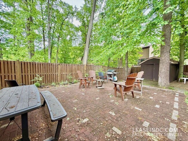 Building Photo - 6424 Hollins Dr