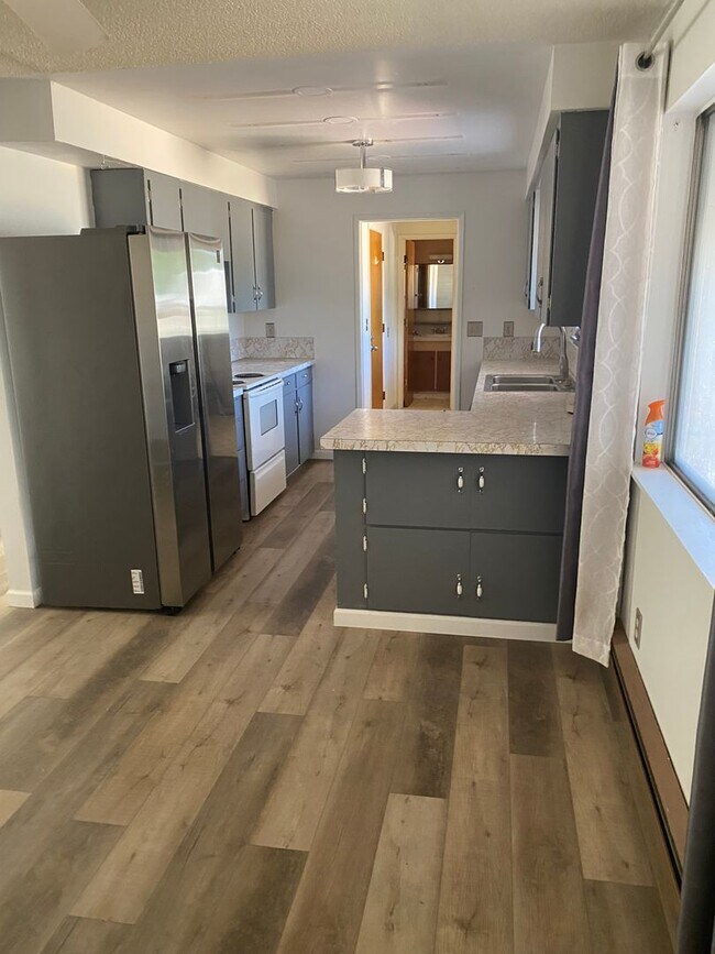 Building Photo - Large 3 bedroom 3 bath home