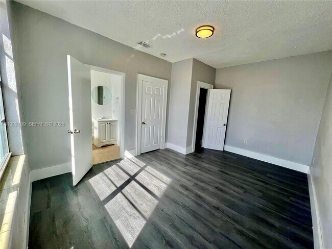 Building Photo - 301 SW 10th Ave