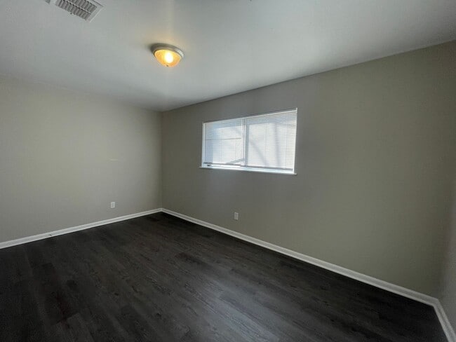 Building Photo - Won’t last long! Make the call today!