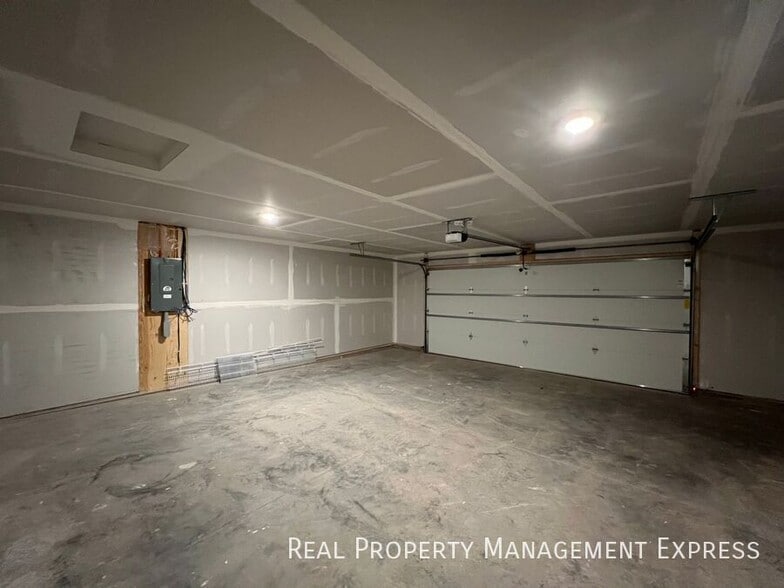 Building Photo - 3 Bed 2 Bath Townhome w/ Double Garage in ...