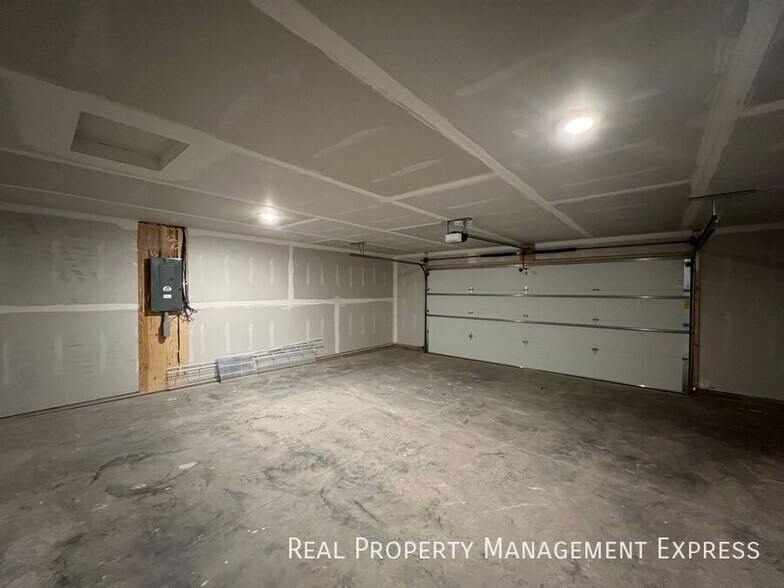 Building Photo - 3 Bed 2 Bath Townhome w/ Double Garage in Southeast SF