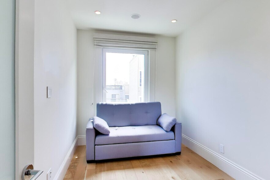 Building Photo - 533A Greenwich St