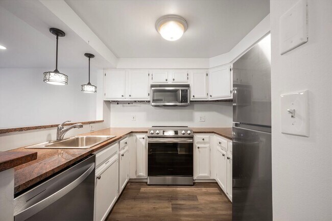 Building Photo - Available now! 2 Bed 2 Bath in Adams Morga...